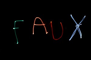 Light Painting Collège Félix Pecaut - Ecriture du mot FAUX à 4 personnes
