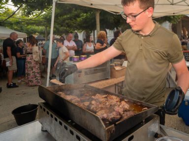 Producteur local faisant cuire de la viande issue de sa ferme pour préparer un plat à l'un des marchés des producteurs de pays de Lacq-Orthez.