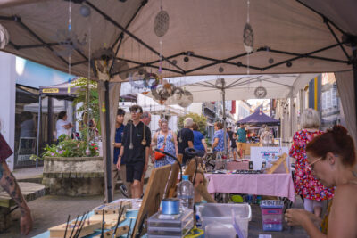 Une artisane expose ses produits dans son stand situé dans les rues du centre-ville d'Orthez toute la soirée. - Agrandir l'image 2 sur 3, fenêtre modale