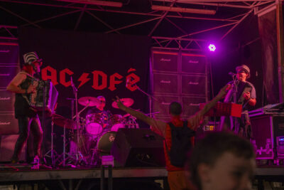 Le groupe de rock AC DFÉ joue sur scène sur le parvis de l'église. - Agrandir l'image 3 sur 3, fenêtre modale