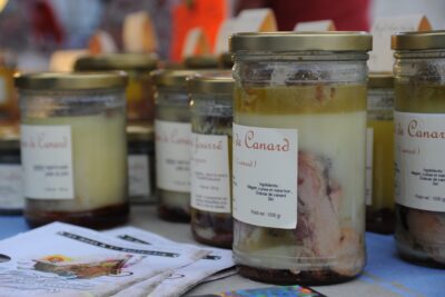 Cuisses de canard confites dans un pot vendues sur un marché direct producteur. - Agrandir l'image 3 sur 3, fenêtre modale