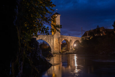 Vue d’en bas du Pont-Vieux d’Orthez éclairé la nuit. - Agrandir l'image 1 sur 6, fenêtre modale