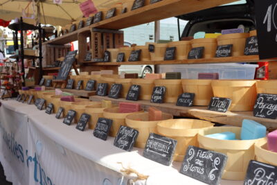 Rangées de savons réalisés artisanalement avec des produits naturels. - Agrandir l'image 3 sur 3, fenêtre modale