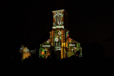Spectacle avec des projections d’images sur la façade de l’église en prenant en compte ses lignes architecturales. - Agrandir l'image 3 sur 3, fenêtre modale