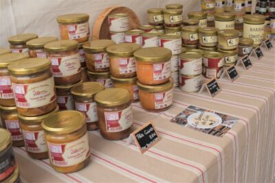 Table présentant de nombreux plats cuisinés dans des bocaux. - Agrandir l'image 3 sur 3, fenêtre modale