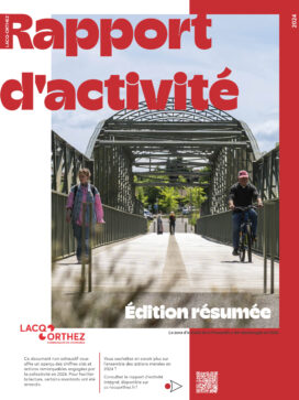 Page de garde du rapport d'activité avec écrit en haut à gauche RAPPORT D'ACTIVITE, une photo au centre à cheval sur un rectangle blanc à gauche et un rectangle rouge à droite, dans laquelle on assiste à une ue de la passerelle de face, prise de vue du sol où l'on voit droit devant nous le chemin sur le pont, toute l'architecture de la passerelle qui forme une arche de métal en dessous de laquelle se trouve au loin deux piétons, et devant nous relativement proches, une femme qui marche sur la gauche de l'image, et un homme à vélo sur la droite, en train de se diriger vers nous. Tout autour de la passerelle on distingue de la verdure et des buissons. Le bas de la page de garde montre 2 sections dont une décrivant le document, disant qu'il est non exhaustif et qu'il montre les actions et l'engagement de la collectivité, et la deuxième section renvoie vers un QR code pour lire la version intégrale. - Agrandir l'image, fenêtre modale