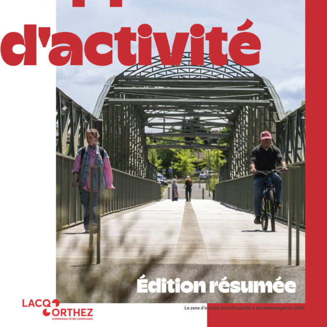 Page de garde du rapport d'activité avec écrit en haut à gauche RAPPORT D'ACTIVITE, une photo au centre à cheval sur un rectangle blanc à gauche et un rectangle rouge à droite, dans laquelle on assiste à une ue de la passerelle de face, prise de vue du sol où l'on voit droit devant nous le chemin sur le pont, toute l'architecture de la passerelle qui forme une arche de métal en dessous de laquelle se trouve au loin deux piétons, et devant nous relativement proches, une femme qui marche sur la gauche de l'image, et un homme à vélo sur la droite, en train de se diriger vers nous. Tout autour de la passerelle on distingue de la verdure et des buissons. Le bas de la page de garde montre 2 sections dont une décrivant le document, disant qu'il est non exhaustif et qu'il montre les actions et l'engagement de la collectivité, et la deuxième section renvoie vers un QR code pour lire la version intégrale.