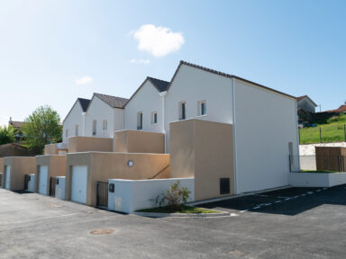 Une résidence flambant neuve à Lagor comprenant 10 logements répartis en 4 structures avec 4 garages fermés.