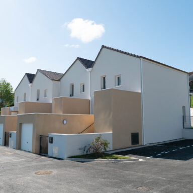 Une résidence flambant neuve à Lagor comprenant 10 logements répartis en 4 structures avec 4 garages fermés.
