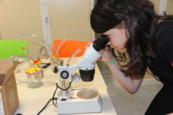 Jeune fille regardant dans un microscope