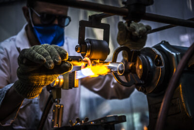 Industriel équipé de protections pour travailler le verre directement sur des flammes à l'aide d'un chalumeau. - Agrandir l'image 6 sur 6, fenêtre modale