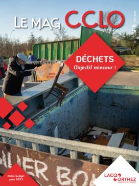 Page de garde du Mag de la CCLO avec un losange au milieu haut à droite comprenant le titre "déchets objectif minceur" et en fond une photo d'un homme dans la cinquantaine qui jette une chaise dans un des bacs de tri de la déchetterie. - Agrandir l'image, fenêtre modale
