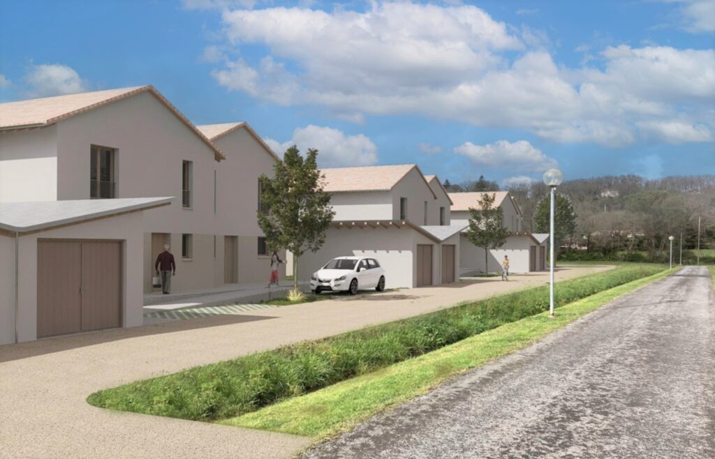 Vue 3D du résultat des travaux avec de gauche à droite : un garage fermé attenant à une petite maison devant laquelle on distingue un chemin piéton et deux places de parking dont une avec une voiture, derrière une autre maison avec le même schéma. Et à côté, la route et en fond le paysage. - Agrandir l'image, fenêtre modale