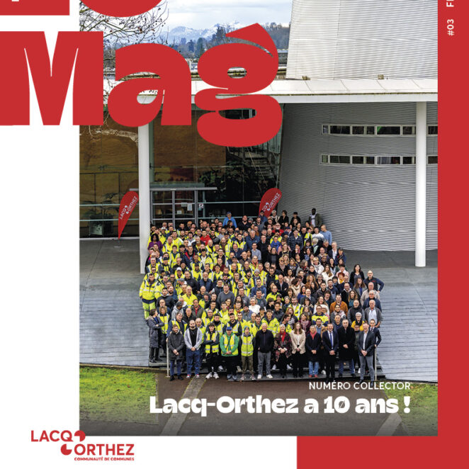 Page de garde du LO Mag de février 2024 avec une photo prise sur les escalier devant la collectivité, avec pas moins de 400 agents.