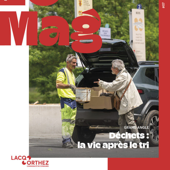 Page de garde du LO Mag de juin 2025 avec une photo d'un agent de déchetterie échangeant avec une habitant sur ses déchets dans le coffre de la voiture, la photo représentant la thématique déchets.