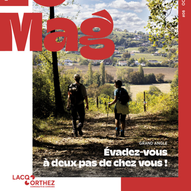 Page de garde du LO Mag avec écrit en haut à gauche LO MAG, une photo au centre à cheval sur un rectangle blanc à gauche et un rectangle rouge à droite, dans laquelle on distingue deux randonneurs de dos, dans un coin ombragé, avec en fond une commune rurale qui apparait. Le bas de la page de garde montre 3 sections "ici et là", "habitat" et "on a testé" pour teaser l'intérieur du magazine.