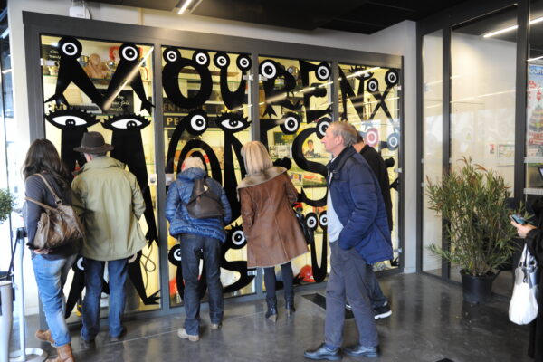visiteurs devant la vitrine du musée d'arts modestes au MI[X]