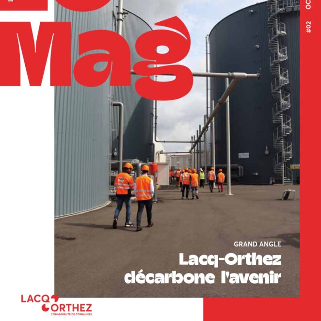 Page de garde du LO Mag avec écrit en haut à gauche LO MAG, une photo au centre à cheval sur un rectangle blanc à gauche et un rectangle rouge à droite, dans laquelle on distingue plusieurs salariés habillés en tenue de chantier, de dos, se dirigeant vers l'intérieur de grandes usines qui se dressent de part et d'autre de la photo sous forme de grand tubes. Le bas de la page de garde montre 3 sections "test pour savoir quel trieur de déchets êtes-vous", "rencontre avec l'université" et "au fil de LO une seconde vie pour votre ordi" pour teaser l'intérieur du magazine.