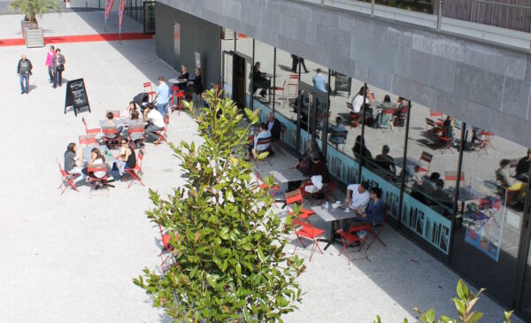 Terrasse du Bistrot M avec tables et chaises au soleil