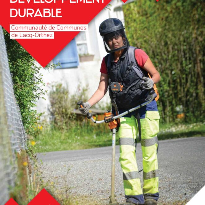 Page de couverture du rapport de développement durable avec la photo d'une femme travaillant au service des espaces verts et qui tond des mauvaises herbes au rotofile.