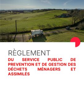 Document séparé visuellement en deux partie, la première prend les un tiers de la page avec une photo prise du ciel en montrant un beau paysage et de la verdure un matin tôt avec au premier plan un camion de collectes de déchets et deux agents vidant une poubelle à l'intérieur. Puis, les deux autres tiers sont occupés par le titre du document qui est "règlement du service public de prévention et de gestion des déchets ménagers et assimilés". - Agrandir l'image, fenêtre modale