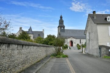 Vue du centre d'Abos, commune très rurale avec son église