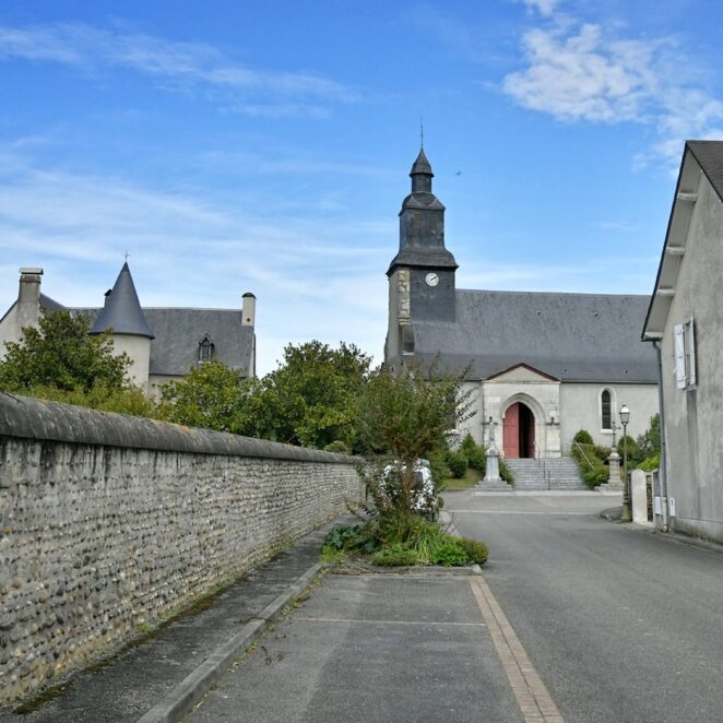 Vue du centre d'Abos, commune très rurale avec son église