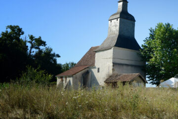 Vue d'un côté de la commune d'Arnos, commune très rurale avec sa vieille église et une maison ancienne mais bien entretenue.
