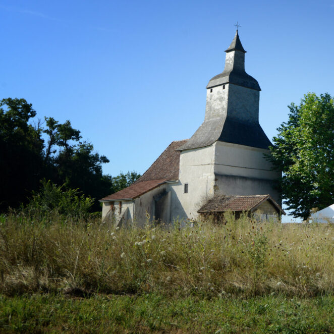Vue d'un côté de la commune d'Arnos, commune très rurale avec sa vieille église et une maison ancienne mais bien entretenue.