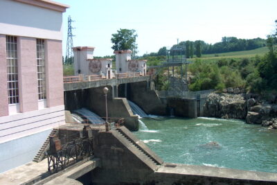 Vue sur le centrale et sur l'eau qu'elle utilise pour générer l'électricité. - Agrandir l'image 2 sur 3, fenêtre modale