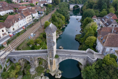 Le Pont vieux qui enjambe le Gave. - Agrandir l'image 1 sur 3, fenêtre modale