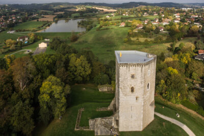 La Tour Moncade surplombe la ville et le lac de l'Ygrec. - Agrandir l'image 3 sur 3, fenêtre modale