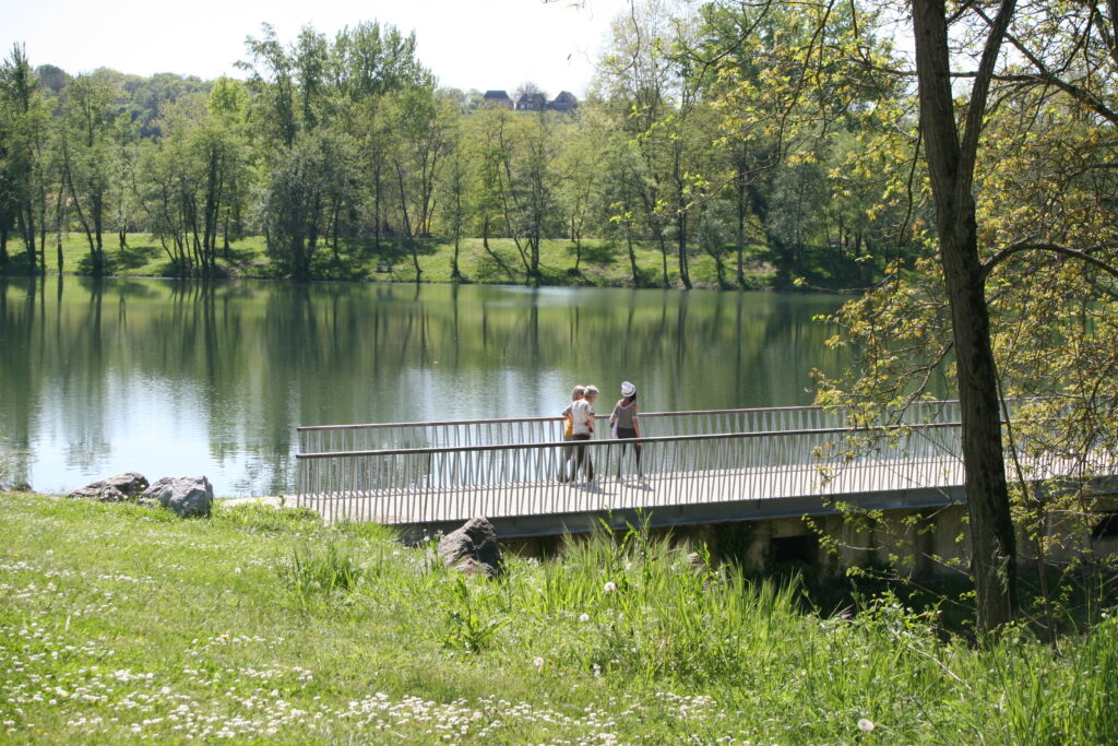 Trois femmes traverse un petit ponton au dessus du Lac pendant leur promenade. - Agrandir l'image, fenêtre modale