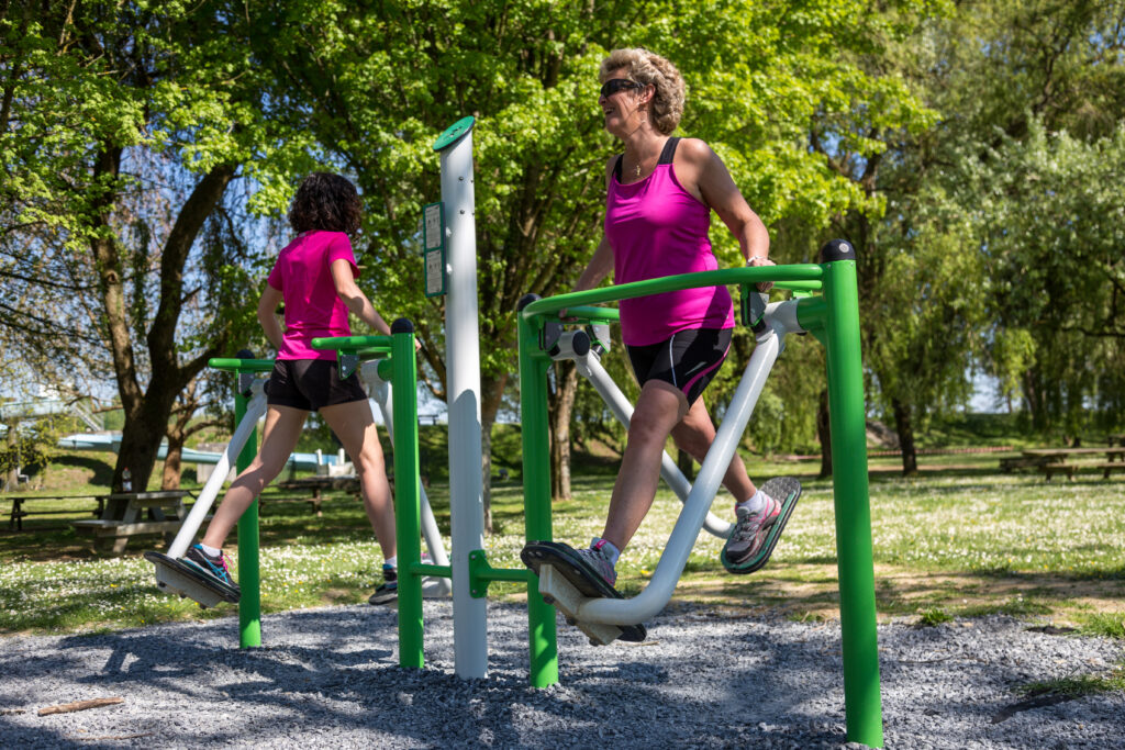 Deux jeunes femmes utilisant l'une des structures fitness de la Base de loisirs. - Agrandir l'image, fenêtre modale