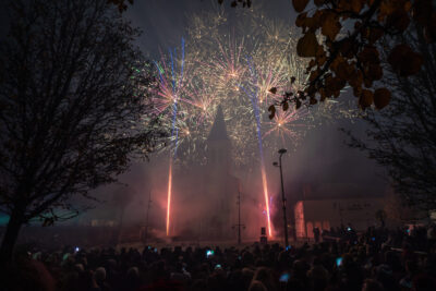 Grand feu d'artifice laissant apparaitre dans le noir, l'édifice de l'église. - Agrandir l'image 3 sur 3, fenêtre modale