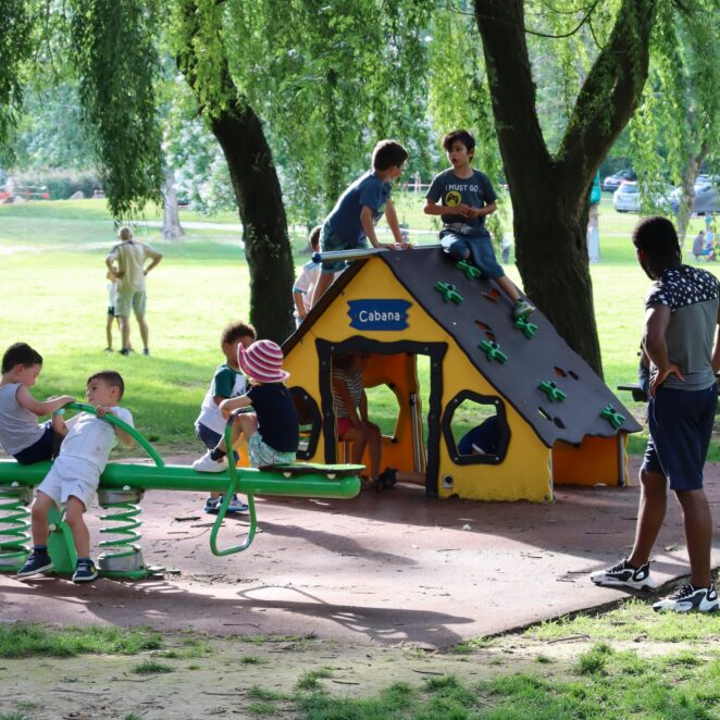 Groupe d'enfants qui s'amusent sur des installation de l'aire de jeux à la Base de loisirs.