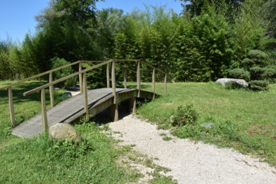 Une partie des décorations du jardin zen avec du sable blanc disséminé sous un petit ponton de bois style japonais. - Agrandir l'image 1 sur 2, fenêtre modale