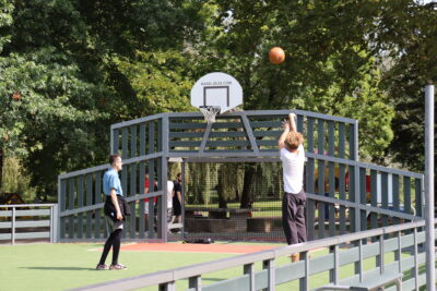 Jeunes adolescents essayant de marquer des paniers avec un ballon de basket. - Agrandir l'image 2 sur 5, fenêtre modale