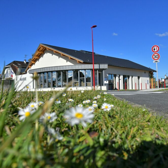 Vue du centre d'Argagnon, commune très rurale avec sa mairie