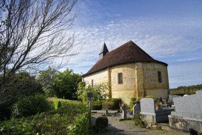 Vue de l'arrière d'une vieille église avec une partie d'un ancien cimetière et d'un jardin. - Agrandir l'image 2 sur 3, fenêtre modale