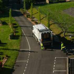 Agents du service déchets pendant leur tournée de collecte des emballages ménagers devant des habitations à Lacadée.