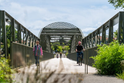 La passerelle de type Eiffel qui relie le centre-ville et le quartier xxx - Agrandir l'image 2 sur 3, fenêtre modale