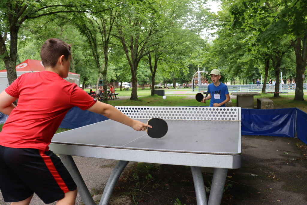 Deux jeunes garçons jouant une partie de ping-pong sur l'un des tables de la Base de loisirs. - Agrandir l'image, fenêtre modale
