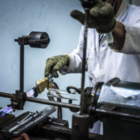 Salarié de l'entreprise Verre Satine du Bassin de Lacq sur son plan de travail.