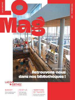 Page de garde du LO Mag avec écrit en haut à gauche LO MAG, une photo au centre à cheval sur un rectangle blanc à gauche et un rectangle rouge à droite, dans laquelle on distingue une vue en hauteur de la médiathèque du MI[X] avec à droite une vue de l'escalier avec aperçu du premier étage et des personnes qui lisent près de bibliothèques, et à gauche et face à nous, une vue panoramique du premier étage et toutes ses bibliothèques au formes parfois arrondi pour donner un style moins linéaire au lieu et un peu plus enfantin, accueillant. 5 personnes s'y baladent à la recherche d'un bouquin. La pièce est très lumineuse grâce aux grandes vitres qui font office de murs à droite de la photo et face à nous. Le bas de la page de garde montre 3 sections : "budget" pour annoncer la présentation dans le mag de notre feuille de route 2026, "ici et là" pour annoncer un article récap sur la construction de logements sociaux, et "territoire de talents" pour teaser une immersion auprès d'école formant les futurs travailleurs dans les industries du bassin de Lacq.