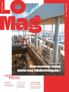 Page de garde du LO Mag avec écrit en haut à gauche LO MAG, une photo au centre à cheval sur un rectangle blanc à gauche et un rectangle rouge à droite, dans laquelle on distingue une vue en hauteur de la médiathèque du MI[X] avec à droite une vue de l'escalier avec aperçu du premier étage et des personnes qui lisent près de bibliothèques, et à gauche et face à nous, une vue panoramique du premier étage et toutes ses bibliothèques au formes parfois arrondi pour donner un style moins linéaire au lieu et un peu plus enfantin, accueillant. 5 personnes s'y baladent à la recherche d'un bouquin. La pièce est très lumineuse grâce aux grandes vitres qui font office de murs à droite de la photo et face à nous. Le bas de la page de garde montre 3 sections : "budget" pour annoncer la présentation dans le mag de notre feuille de route 2026, "ici et là" pour annoncer un article récap sur la construction de logements sociaux, et "territoire de talents" pour teaser une immersion auprès d'école formant les futurs travailleurs dans les industries du bassin de Lacq.
