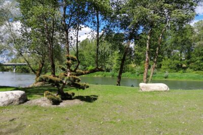 Vue du Gave de Pau à proximité directe du jardin zen avec ses espaces verts bien taillés. - Agrandir l'image 2 sur 2, fenêtre modale