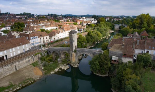 Vue du ciel d'une partie d'Orthez et de ses habitations du côté du Pont vieux au dessus du Gave de Pau.