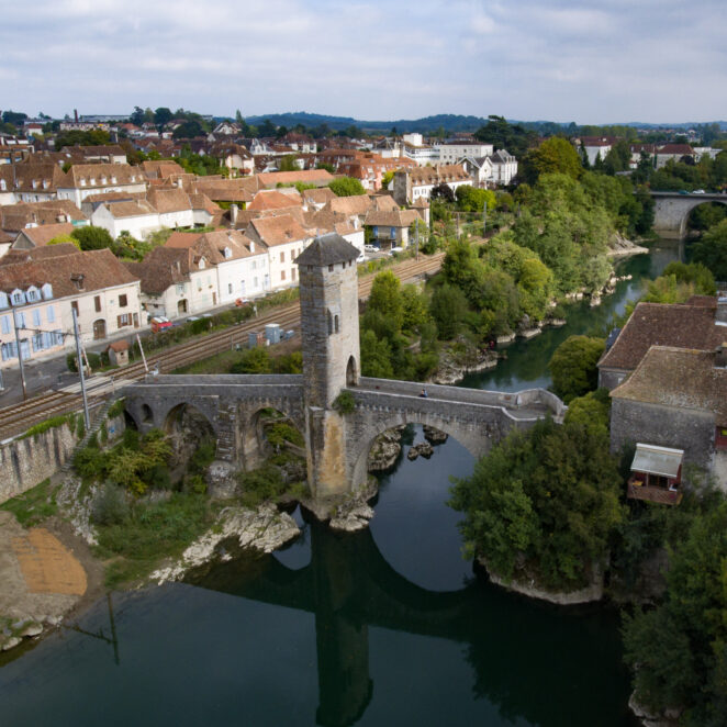 Vue du ciel d'une partie d'Orthez et de ses habitations du côté du Pont vieux au dessus du Gave de Pau.