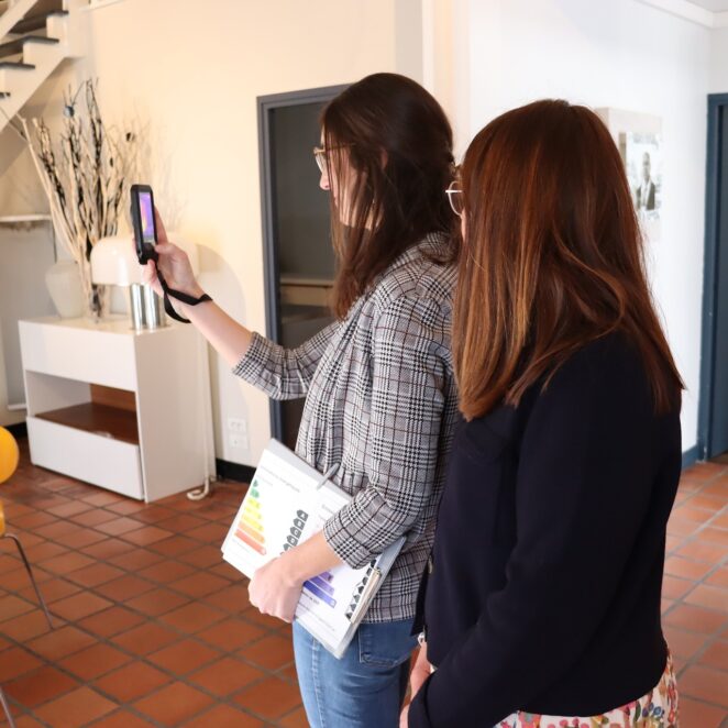Agentes du guichet habitat-énergie au sein d'une maison d'un habitant de Lacq-Orthez. Elles analysent les capacités d'isolation de l'habitat.